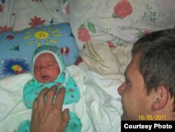 Андрій Гріценко з маленькою донечкою