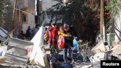 Palesztinok a romok között Hán Júniszban 2023. november 24-én