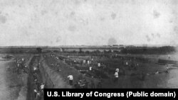 Soldați ruși pregătind fortificații în apropierea localității Liaoyang în 1904.