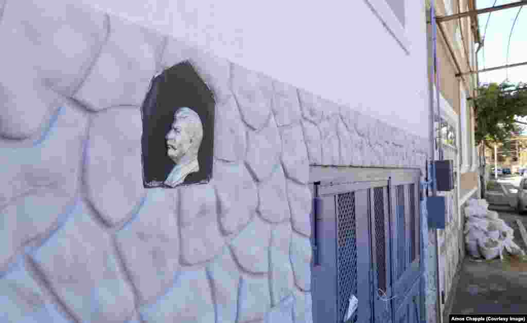 Un basorelief reprezentându-l pe Stalin pe fațada unei case private din Gori în septembrie 2022.&nbsp;(Foto:&nbsp;Amos Chapple, RFE/RL)