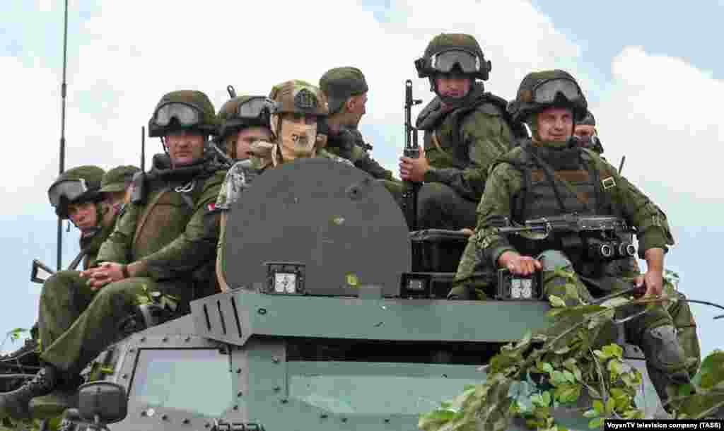 Luftëtarët bjellorusë dhe ata të grupit mercenar Wagner duke u stërvitur pranë kufirit polak. Një zyrtar polak i quajti stërvitjet e përbashkëta &quot;një provokim të qartë&quot;.