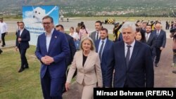 Predsjednika Srbije Aleksandra Vučića (lijevo) su na mostarskom aerodromu dočekali Borjana Krišto, predsjedavajuća Vijeća ministara Bosne i Hercegovine i Dragan Čović, zamjenik predsjedavajućeg Doma naroda Parlamentarne skupštine BiH (desno). 