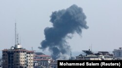 Израиль армиясынын соккусунан кийин Газа тилкесинин үстүнөн көрүнгөн түтүн. 11-май, 2023-жыл. 