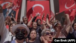 A Törökországi Republikánus Néppárt (CHP) elnökének és elnökjelöltjének, Kemal Kılıçdaroğlunak integetnek támogatói az adanai színházban megtartott kampányülésen 2023. május 25-én