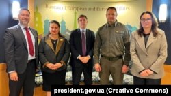 Голова Офісу президента Андрій Єрмак під час зустрічі з координатором Держдепартаменту США з питань санкцій Джеймсом О’Браєном (посередині) і заступником помічника держсекретаря з питань Європи та Євразії Крісом Смітом (ліворуч)