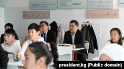 Президент Садыр Жапаров жана билим берүү министри Каныбек Иманалиев Бишкектеги мектептердин биринде сабакка катышып жатышат. Иллюстрациялык сүрөт.