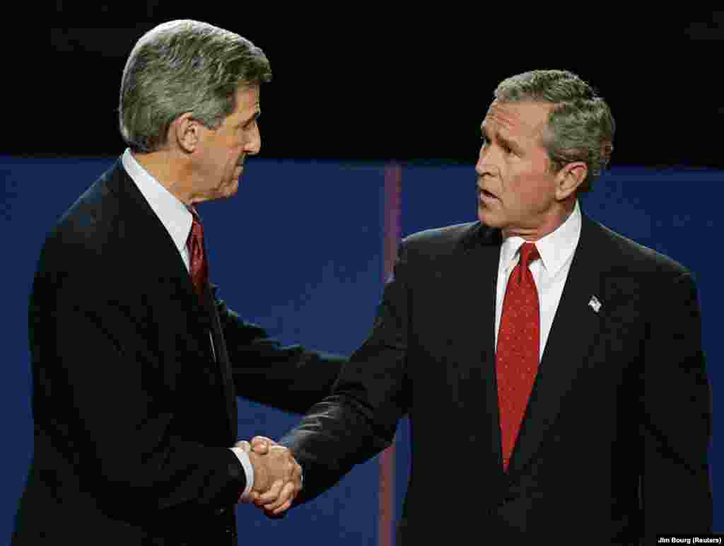 2004: Debati i fundit ndërmjet Bushit dhe demokratit John Kerry u ofroi votuesve një kontrast të ashpër stilesh, teksa Bush bëri argumente të thjeshta, përderisa Kerry lëshoi një lumë faktesh për të arsyetuar qëndrimet e tij. Bush u rizgjodh.