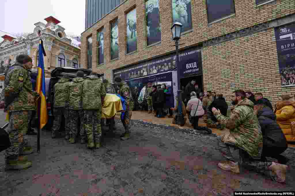 В останню путь військового проводжали на колінах і під&nbsp;оплески. Поховають військового й актора в місті Радомишль Житомирської області&nbsp;