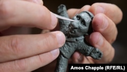 Угорщина. Українсько-угорський художник Михайло Колодко під час виготовлення міні-статуетки президента Росії Володимира Путіна