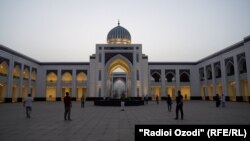 Među muslimanima postoji vjerovanje da zli duh ili džin može da opsjedne osobu, ali i da se može istjerati iz tijela opsjednute osobe obredom egzorcizma koji uključuje izgovaranje određenih sura iz Kurana.