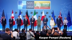 Liderii G7, președintele Consiliului European, Charles Michel, președinta Comisiei Europene, Ursula von der Leye,n și președintele Ucrainei, Volodimir Zelenski. Vilnius, 12 iulie 2023