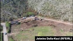 Pamje nga lart e fillimit të punës në ndërtimin e një qendre për regjistrimin e emigrantëve në qytetin e portit Shëngjin, Shqipëri, 3 prill 2024.