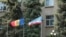 Steagurile R.Moldova și UTA Găgăuzia din fața clădirii Adunării Populare din Comrat. Imagine din arhivă