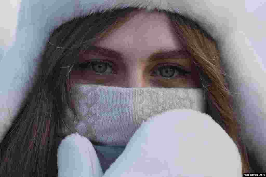  3-январда Москвада абанын температурасы -24 градуска жетти. Аяздуу күндө сейилдеп жүргөн аял. 