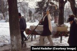O înmormântare într-unul din cimitirele din Iași, ianuarie 1988.