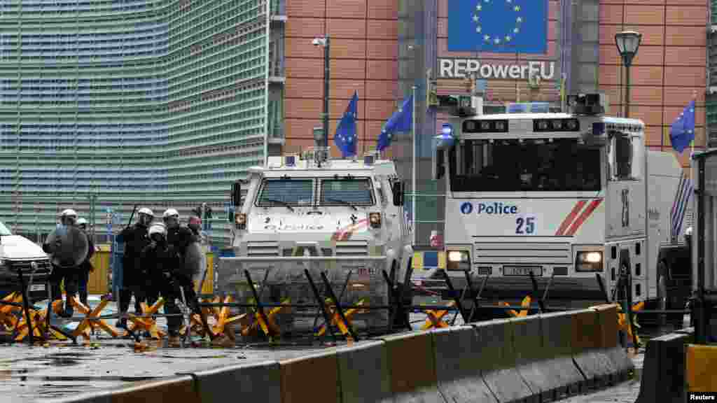 Az európai mezőgazdasági termelők az árnyomás, az adók és a zöldszabályozás miatt tüntetnek