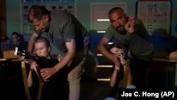 Kurs preživljavanja: Žene u Ukrajini uče kako da pucaju