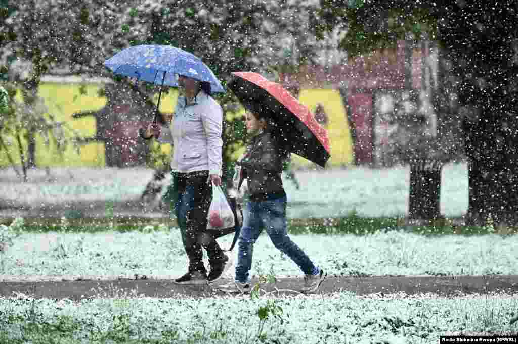 &quot;Ogromna je promjena vremena, tolika da nisam mogao vjerovati. Jučer sam baš na suncu bio u kratkim rukavima, a danas evo bunda, kapa, kišobrani, čizme i sve drugo. Žena je onkološki bolesnik, pa je njoj baš teško ovih dana. Ova će godina sva propasti što se tiče poljoprivrede&quot;, rekao je Safet Pribišić,&nbsp;građanin Sarajeva.&nbsp; &nbsp;