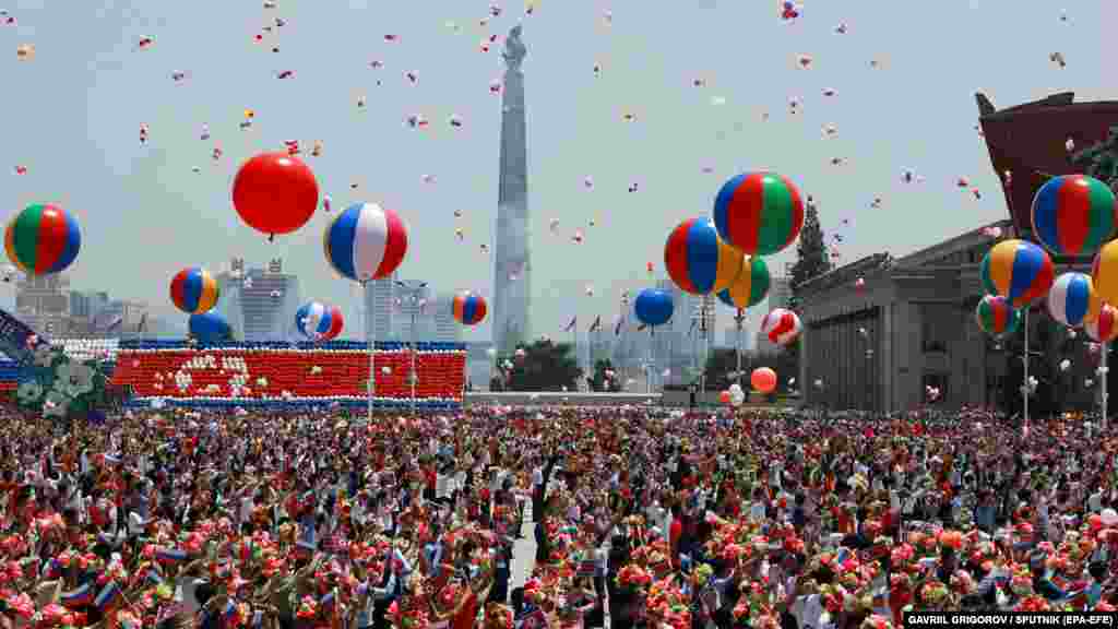 Észak-koreaiak üdvözlik Putyint Phenjanban június 19-én. &bdquo;Nagyra értékeljük az orosz politika következetes és rendíthetetlen támogatását, beleértve az Ukrajnával kapcsolatos irányt&rdquo; &ndash; mondta Putyin Kimnek megbeszéléseik kezdetén az orosz média szerint