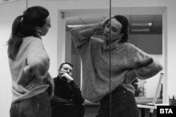 Владимир Зомбори с Весела Бабинова - с която са двойка и в живота - в комедията "Заклеваш ли се в децата?" от Саломе Льолуш.