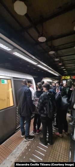 Mulți dintre călătorii care erau în metrou au postat despre incident pe rețelele de socializare. Cum este și fotografia alăturată făcută de Alexandra Cecilia Titieanu
