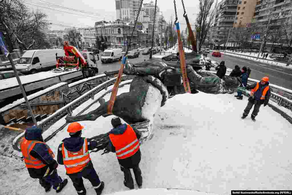 Демонтований пам&#39;ятник Щорсу вантажать на автомобільну платформу
