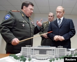 Президент Росії Володимир Путін слухає тодішнього очільника ГРУ МО Росії Валентина Корабельникова під час відвідин нової штаб-квартири ГРУ в Москві. Листопад 2006 року (архівне фото)