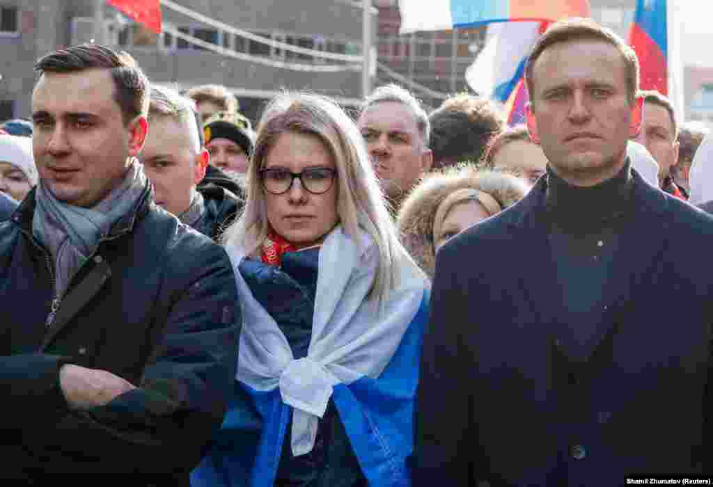 Ivan Jdanov, Liubov Sobol și Navalnîi (de la stânga la dreapta) iau parte la un miting pentru a marca cinci ani de la asasinarea politicianului de opoziție Boris Nemțov în afara zidurilor Kremlinului &nbsp;și pentru a protesta împotriva propunerilor de amendamente la constituție la Moscova pe 29 februarie 2020.