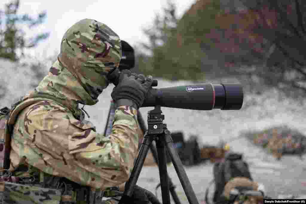 Інструктор спостерігає за виконанням вправ зі стрільби по мішенях. Тренування &laquo;Альфа-Браво&raquo; включає стрільбу в темну пору доби з використанням тепловізійних прицілів. Маючи обмежений бюджет на імітацію &laquo;теплих&raquo; ворожих мішеней, інструктори під мішенню викопують невелику яму. У неї кладуть ящик для набоїв, насипають туди вугілля та розпалюють багаття. Таким чином потік гарячого повітря нагріває мішень, яка яскраво світиться&nbsp; у прицілі нічного бачення. &laquo;Ціна питання 50 гривень, мішок вугілля для барбекю. І можна цілий підрозділ тренувати цілий день&raquo;, &ndash; пояснює Еланський&raquo;