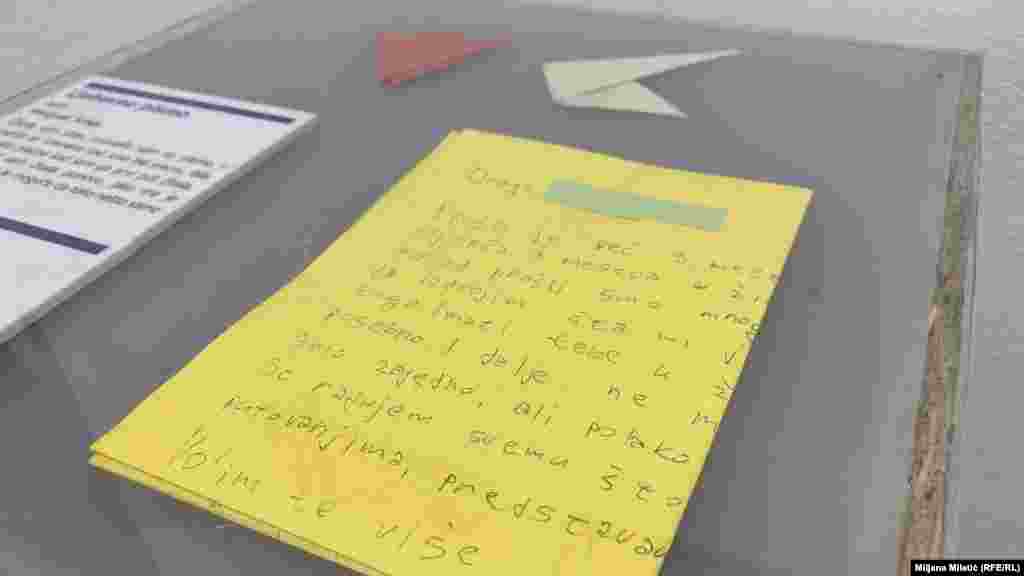 Detalj sa izložbe: Ljubavno pismo, Beograd 2023. &quot;Čistila sam stan, pronašla sam to pismo i prisetila se vremena kad smo bili srećni. Bila sam jeko srećna kad sam ga prvi put čitala. Sada kad sam čitala ponovo, jako me je zabolelo. Kako je moguće da tako nešto samo prestane&quot;, piše u opisu.