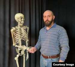 Boris "Čele" Kurua producira videe za koje kaže da su više obrazivni nego politički.