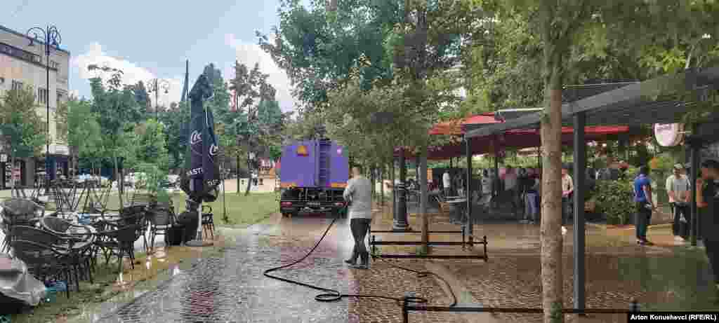 Na čišćenju kvartova, osim nadležnih, angažirani su i mještani