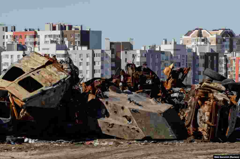 Veturat civile dhe ushtarake të shkatërruara gjatë pushtimin ende mund të shihen në afërsi të ndërtesave të banimit në Buça, edhe një vit pas çlirimit të kësaj qyteze.