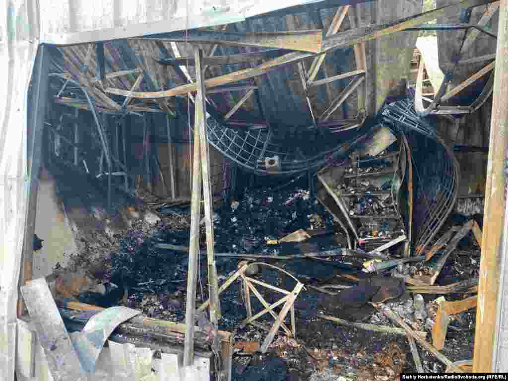 Пошкоджені близько 30 торговельних павільйонів