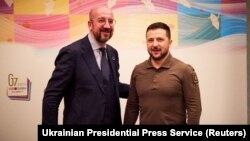 Президент України Володимир Зеленський і голова Європейської ради Шарль Мішель (ліворуч) під час зустрічі в кулуарах саміту «Групи семи». Хіросіма, Японія, 20 травня 2023 року