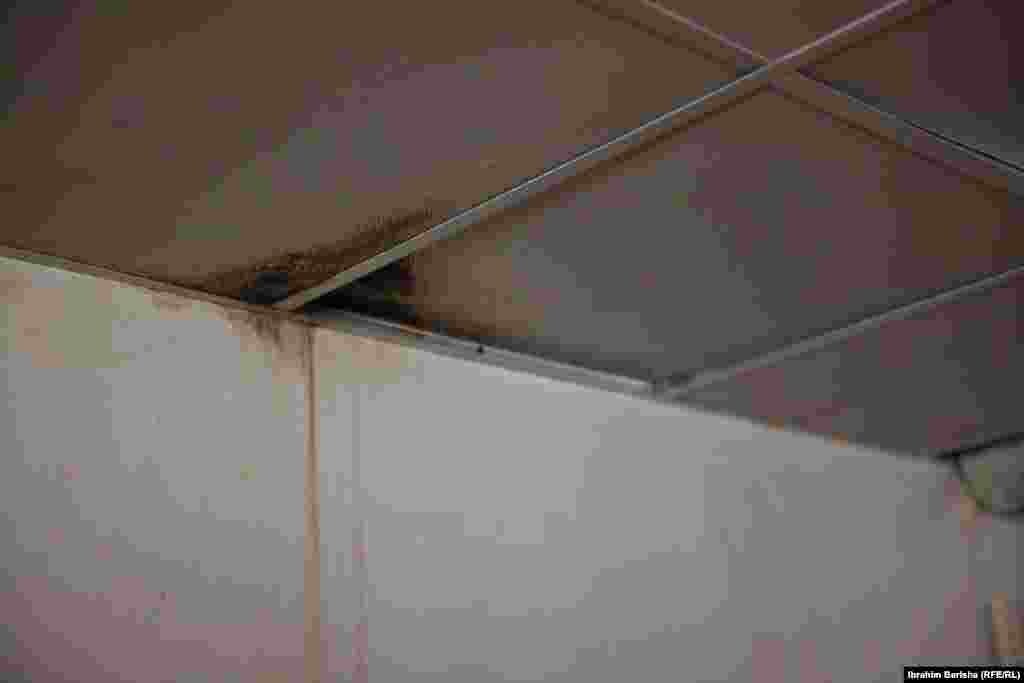 Plafon koji je oštećen usled curenja vode. Centralna apoteka sarađuje sa apotekama opštih bolnica radi razmene informacija o zalihama lekova, posebno onih sa kraćim rokom trajanja.