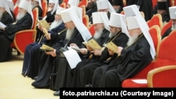 Російське духовенство знайомиться під час зібрання ВРНС знайомиться із тексом Указу «Настоящее и будущее Русского мира». Москва, Росія, 27 березня 2024 року