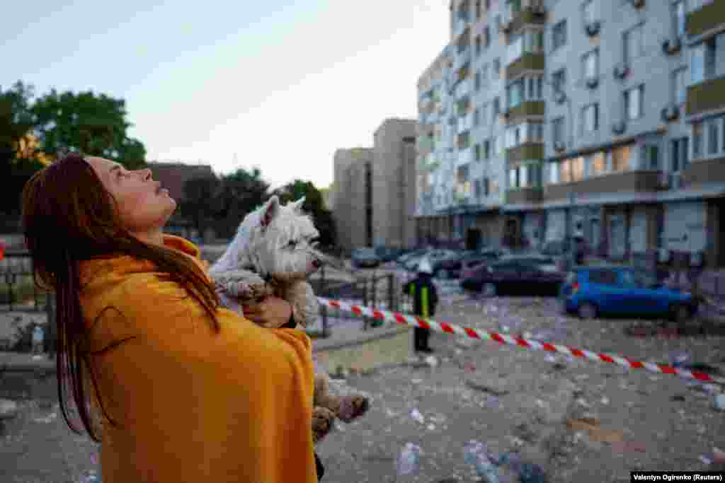Žena gleda u zgradu u kojoj je živjela, a koja je oštećena u jutarnjem napadu dronovima. Ukrajinska vojska kaže da su u napadu korišteni samo iranski dronovi i da je trajao od ponoći pa do 4:30 ujutro.&nbsp;