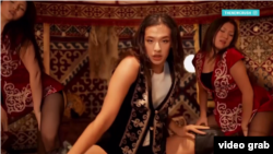 Казакстанда чуу жараткан видеонун сүрөтү. 