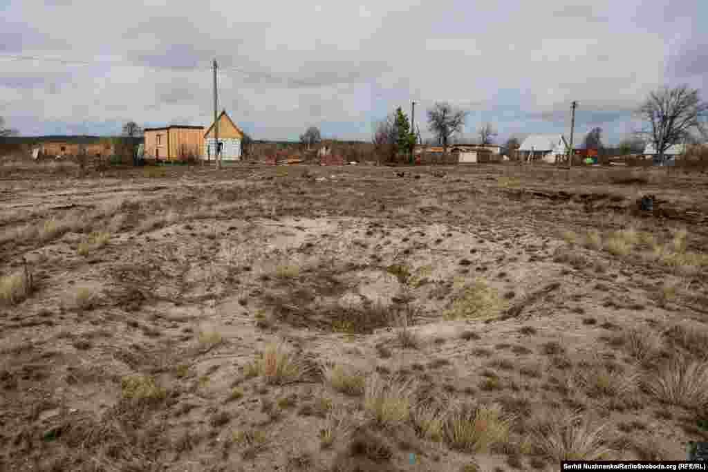 Fotografija 1: Ukrajinski vojnici pregledaju uništeni ruski oklopni transporter u Teterivske. Fotografija 2: Osim kratera, na mestu gde je rusko vozilo izgorelo 2022. ne vide se skoro nikakvi tragovi bitke.