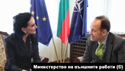 Новата украинска посланичка Олеся Илашчук и заместник-министърът на външните работи Костадин Коджабашев