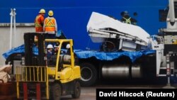 Pogled na brod Horizon Arctic, dok se vraćaju izvučeni dijelovi podmornice Titan iz OceanGate Expeditions, u luci St. John's, Newfoundland, Kanada, 28. juna 2023.