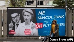 Bilbord u Budimpešti sa likovima Alexa Sorosa i Urule fon der Leyen sa natpisom "Ne plešimo po njihovim taktovima", 20.novebar 2023. Foto: AP/Denes Erdos