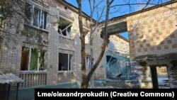 У Херсоні 56-річний чоловік зазнав легких поранень (на фото: наслідки попередніх російських обстрілів)