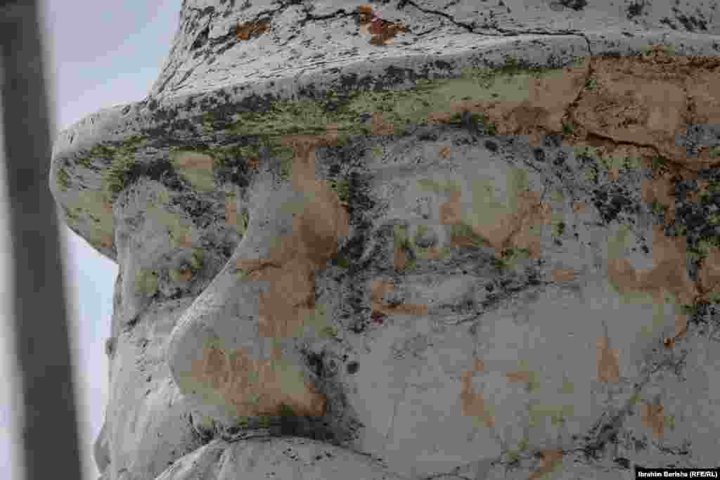 Ova bista, koju često kritiziraju zbog njena izgleda, izazvala je i kritike kod općinskih i državnih institucija.