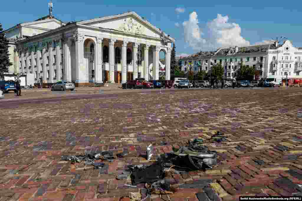 Krhotine nakon napada na trgu ispred Regionalnog akademskog muzičko-dramskog pozorišta Taras Ševčenko.
