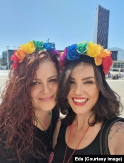 Edlira Mara (djathtas) dhe Alba Ahmetaj në Tiranë, Shqipëri.