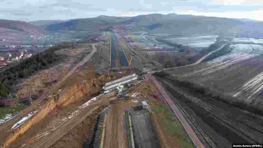 Në Ministrinë e Mjedisit, Planifikimit Hapësinor dhe Infrastrukturës, thanë se mbeten &ldquo;optimistë që autostrada deri në Bresalc të finalizohet gjatë këtij viti&rdquo;.