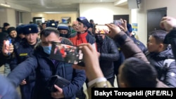 Журналист Сайпидин Султаналиевди милиция кызматкерлери сотко алып келе жаткан учур. 17-январь, 2022-жыл.