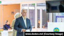 Tradițional, Igor Dodon a venit la secția de votare cu soția, Galina